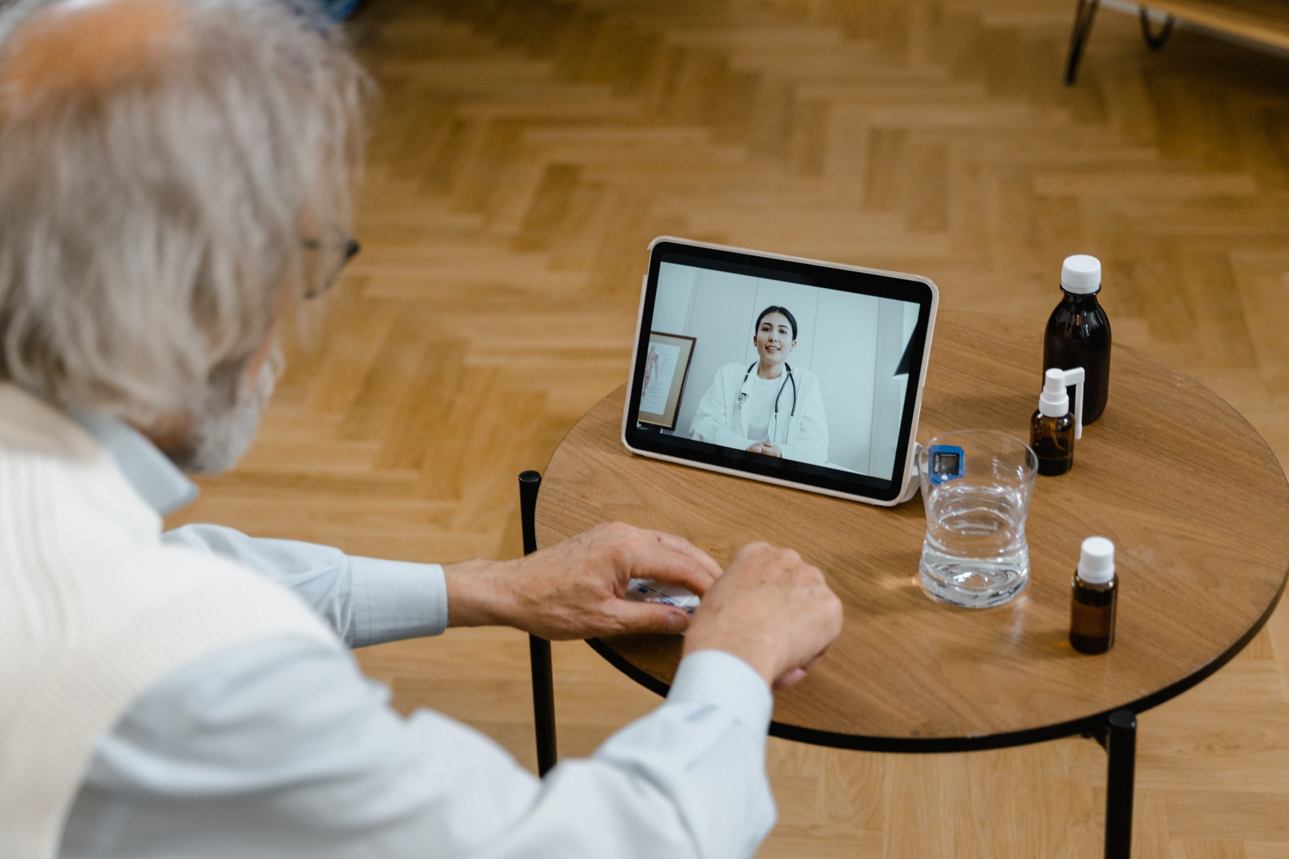 A standard webcam laptop and artificial intelligence (AI) to evaluate motor symptoms at home.